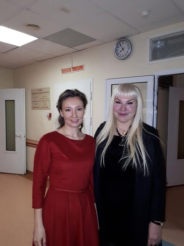 آنا يورفنا كوزنيتسوفا المكلفة لدى إدارة الرئيس بوتين بشؤون حقوق الطفل، ونتاليا ميزنيتسوفا رئيسة صندوق القديس الشهيد فينوفاتيا الإنساني - سبوتنيك عربي