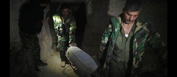 ضبطت الأجهزة الأمنية السورية في درعا مستودعا يحوي صواريخ أرض - جو ضمن أنفاق بعمق يزيد عن 15 مترا، وعلى بعد أمتار من المنطقة الحدودية الفاصلة مع الأردن. - سبوتنيك عربي