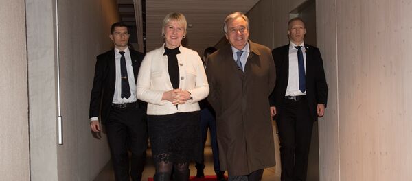 الأمين العام للأمم المتحدة أنطونيو غوتيريش، مع وزير الخارجية السويدية، مارغوت فالستروم، أثناء وصلة إلى ستوكهولم لحضور المفاوضات اليمنية - سبوتنيك عربي