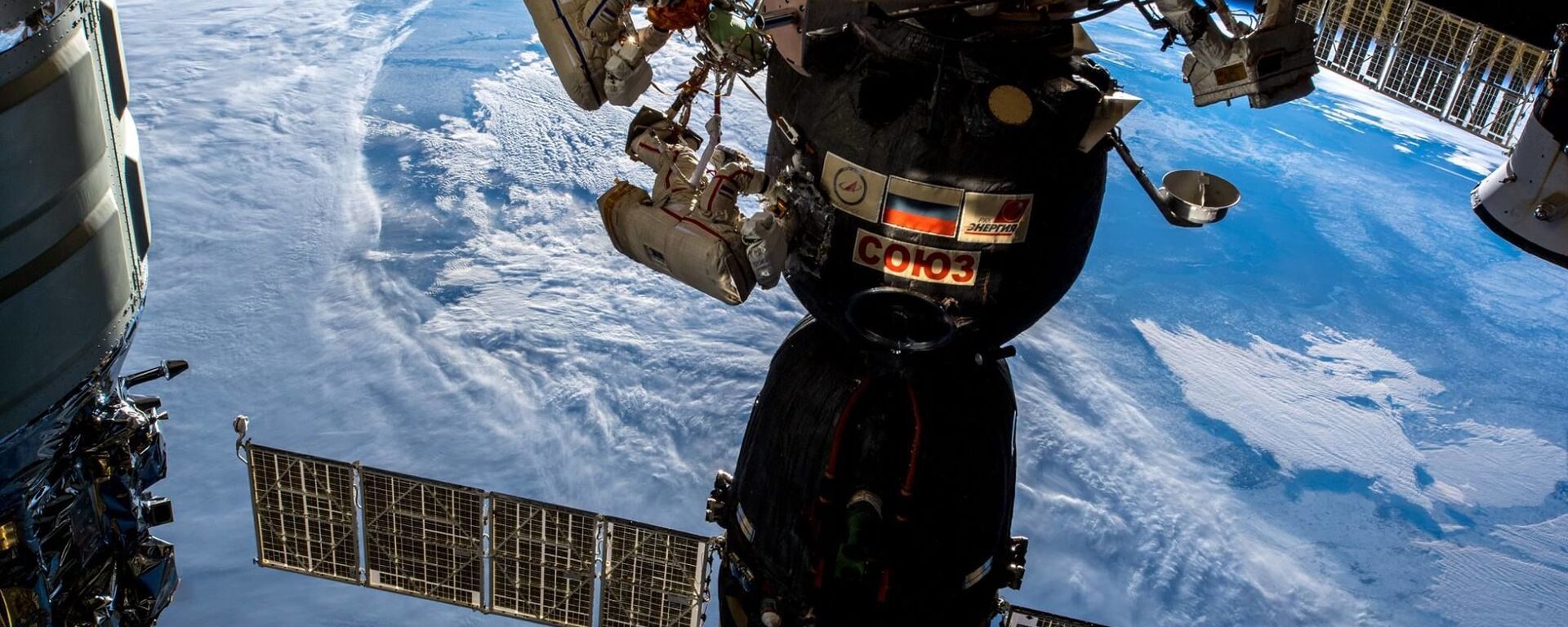 تنفيذ عملية السير خارج مركبة الفضاء الدولية للرواد الفضاء روس كوسموس الروسيان أوليغ كونونينكو وسيرغي بروكوليف، 11 ديسمبر/ كانون الأول 2018 - سبوتنيك عربي, 1920, 15.09.2023