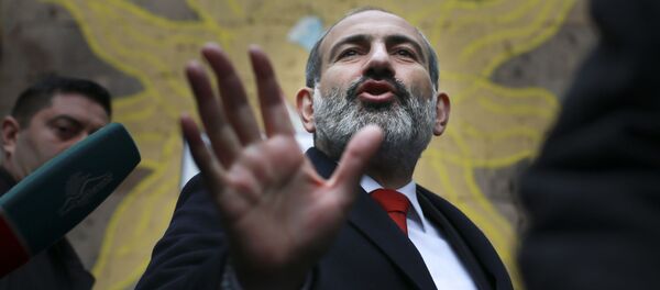 رئيس الوزراء الأرمني نيكول باشينيان من أمام مركز لصناديق الاقتراع، الانتخابات المبكرة، في مدينة يريفان، أرمينيا 9 ديسمبر/ كانون الأول 2018 - سبوتنيك عربي