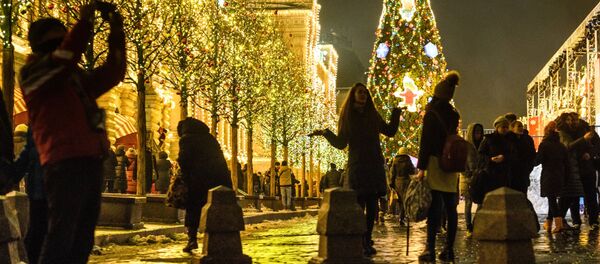 تزيين شجرة عيد الميلاد والمحل التجاري غوم على الساحة الحمراء بزينة أعياد الميلاد في موسكو - سبوتنيك عربي