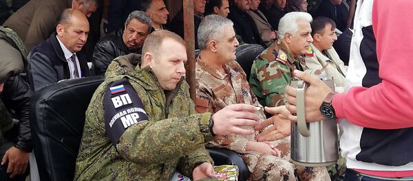 بحضور روسي...درعا تحتفل بالتحاق مئات المسلحين السابقين و(المتخلفين) بصفوف الجيش - سبوتنيك عربي