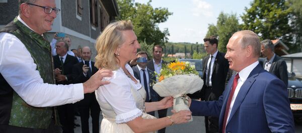 الرئيس فلاديمر بوتين بين الحضور في زفاف وزيرة الخارجية النمساوية كارين كنايسل ورجل أعمال فولفغانغ مايلينغير، 18 أغسطس/ آب 2018 - سبوتنيك عربي