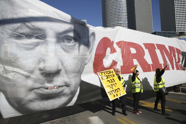 احتجاجات في تل-أبيب، ولافتات مناهضة لرئيس الوزراء الإسرائيلي بنيامين نتنياهو، ضد ارتفاع تكاليف مستوى المعيشة، 14 ديسمبر/ كانون الأول 2018 - سبوتنيك عربي