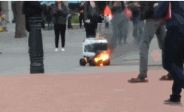 روبوت يحترق في ولاية كاليفورنيا الأمريكية - سبوتنيك عربي