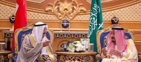 العاهل السعودي الملك سلمان بن عبد العزيز يستقبل أمير الكويت صباح الأحمد الجابر الصباح أثناء القمة الخليجية في الرياض - سبوتنيك عربي