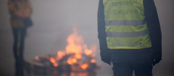 الشرطة تطلق الغاز المسيل للدموع خلال اشتباكات مع أصحاب السترات الصفراء الشرطة تطلق الغاز المسيل للدموع خلال اشتباكات مع أصحاب السترات الصفراء - سبوتنيك عربي