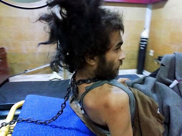 شاب شرس يكبله والده بالجنازير ويحتجزه بحظيرة منذ 4 سنوات - سبوتنيك عربي