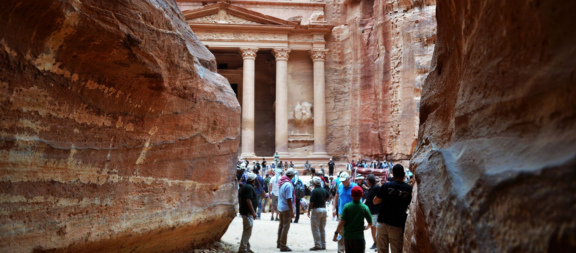 السائحون يزورون مقابر البتراء بالمعبد الصخري في الخازن (خزنة الفرعون) في مدينة البتراء القديمة في الأردن. - سبوتنيك عربي, 1920, 13.09.2021