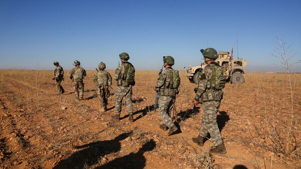قوات الجيش الأمريكي والتركي خلال جولة تفقدية مشتركة خارج منبج، سوريا 1 نوفمبر/ تشرين الثاني 2018 - سبوتنيك عربي