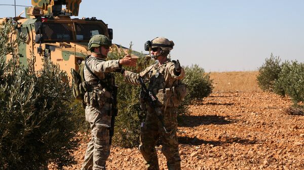 قوات الجيش الأمريكي والتركي خلال جولة تفقدية مشتركة خارج منبج، سوريا 1 نوفمبر/ تشرين الثاني 2018 - سبوتنيك عربي