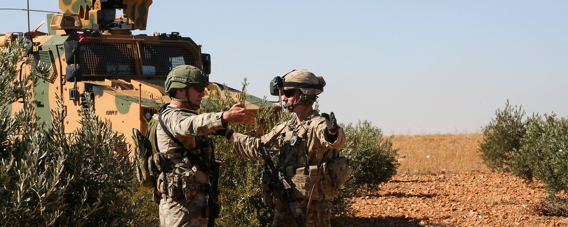 قوات الجيش الأمريكي والتركي خلال جولة تفقدية مشتركة خارج منبج، سوريا 1 نوفمبر/ تشرين الثاني 2018 - سبوتنيك عربي, 1920, 08.02.2022