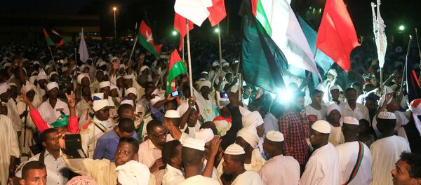 تجمع أنصار زعيم المعارضة السوداني الصادق المهدي لمقابلته بعد عودته قرابة عام في المنفى الاختياري في الخرطوم تجمع أنصار زعيم المعارضة السوداني الصادق المهدي لمقابلته بعد عودته قرابة عام في المنفى الاختياري في الخرطوم - سبوتنيك عربي