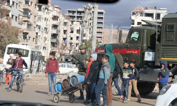 وفد فرنسي يجول في أقبية التعذيب والسجون التي خلفها إرهابيو دوما قرب دمشق - سبوتنيك عربي