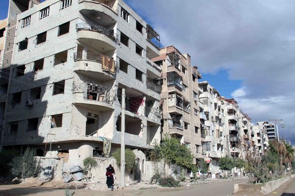 وفد فرنسي يجول في أقبية التعذيب والسجون التي خلفها إرهابيو دوما قرب دمشق - سبوتنيك عربي