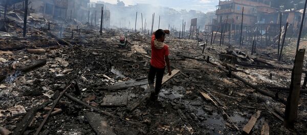 صبي بعد الحريق الذي أصاب حي إيدياندوس، في أحد فروع ريو نيغرو، أحد روافد نهر الأمازون، في مدينة ماناوس، البرازيل في 18 ديسمبر/ كانون الأول 2018 - سبوتنيك عربي