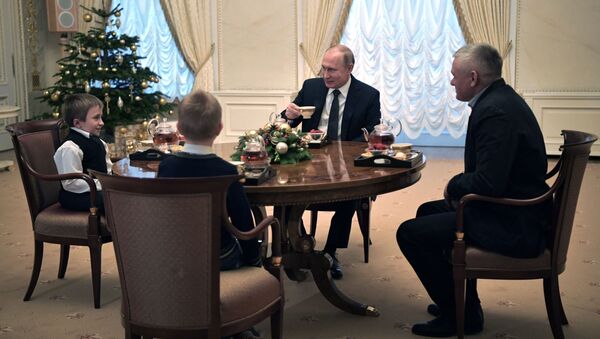 الرئيس فلاديمير بوتين يلتقي بالطفل أرتيوم باليانوف، من منطقة لينينغراد، المصاب بـ متلازمة لوبشتاين (تكون العظم الناقص)، الذي كان يحلم برؤية مدينة سان بطرسبورغ. - سبوتنيك عربي