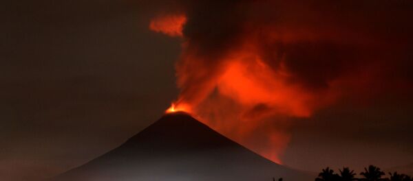 ثوران بركان سوبوتان، شمال سولاويسي، إندونيسيا 16 ديسمبر/ كانون الأول 2018 - سبوتنيك عربي