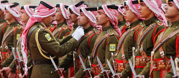 أفراد الحرس الملكي الأردني يستعدون لمراسم استقبال الرئيس البلغاري رومن راديف وزوجته ديسيسلافا، في القصر الملكي في عمان، الأردن، 16 ديسمبر/ كانون الأول 2018 - سبوتنيك عربي