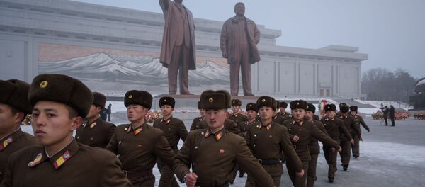 جنود الجيش الكوري الشمالي يستعدون لمراسم تكريم ذكرى الزعيمين السابقين كيم إل  سونغ وكين جونغ إل، خلال يوم الذكرى الوطني على تل مانسو، بيونغ يانغ، كوريا الشمالية 17 ديسمبر/ كانون الأول 2018 - سبوتنيك عربي