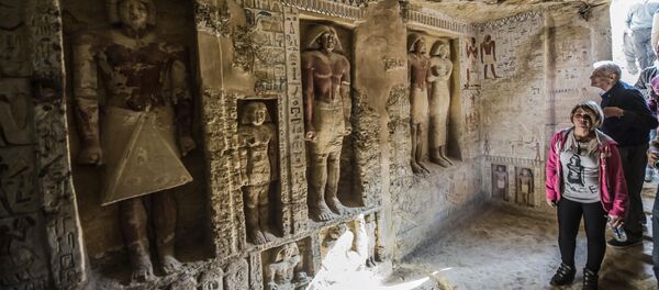 زوار يدخلون قبرًا تم اكتشافه حديثًا في مقبرة سقارة، على بعد 30 كيلومترًا جنوب العاصمة المصرية القاهرة، في 15 ديسمبر/ كانون الأول 2018، ينتمي إلى رئيس الكهنة واهتي الذي خدم خلال فترة حكم الفرعون نفر إر كا رع الخامس (ما بين 2500 و 2300 عامًا) قبل الميلاد). وقالت الوزارة في بيان ان القبر المحمي بشكل جيد مزين بزخرفة تظهر مشاهد من حياة الكاهن الملكي بجانب والدته وزوجته وأفراد آخرين من عائلته. - سبوتنيك عربي