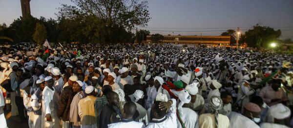 أنصار الصادق المهدي، رئيس الوزراء السوداني السابق، وقائد الحزب المعارض الأمة، يجتمعون قبالة المسجد بعد الصلاة، في مدينة أم درمان، 19 ديسمبر/ كانون الأول 2018 - سبوتنيك عربي