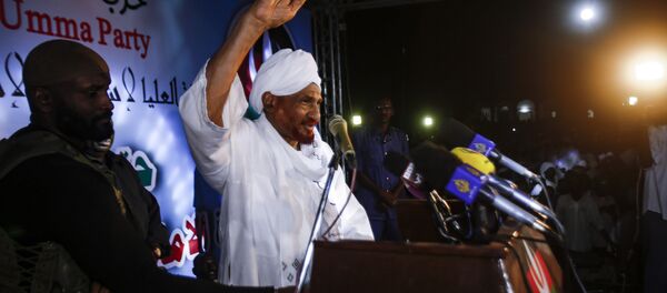 أنصار الصادق المهدي، رئيس الوزراء السوداني السابق، وقائد الحزب المعارض الأمة، يجتمعون قبالة المسجد بعد الصلاة، في مدينة أم درمان، 19 ديسمبر/ كانون الأول 2018 - سبوتنيك عربي