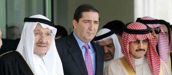 الأمير السعودي طلال بن عبد العزيز يسارًا ورئيس الوزراء الأردني سمير الرفاعي في الوسط والأمير تركي بن طلال يمينًا في حفل افتتاح الجامعة العربية المفتوحة بالأردن الأمير السعودي طلال بن عبد العزيز يسارًا ورئيس الوزراء الأردني سمير الرفاعي في الوسط والأمير تركي بن طلال يمينًا في حفل افتتاح الجامعة العربية المفتوحة بالأردن - سبوتنيك عربي