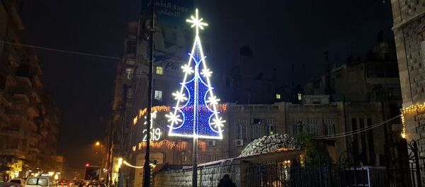 شجرة الميلاد تتزين في شوارع حلب في الذكرى الثانية لتحريرها من داعش - سبوتنيك عربي