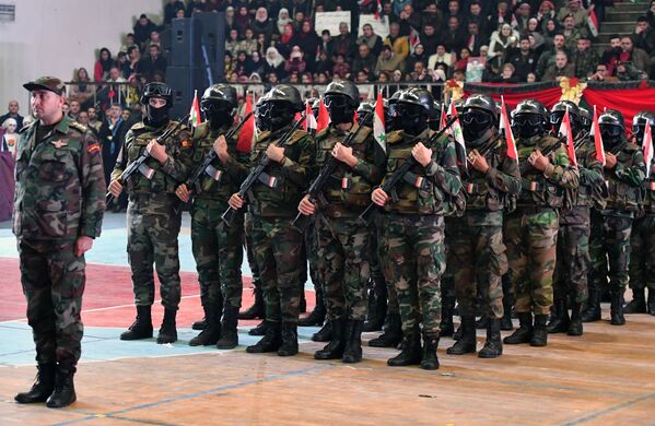 جنود الجيش السوري في الاحتفال بالذكرى الثانية لتحرير حلب من المسلحين - سبوتنيك عربي