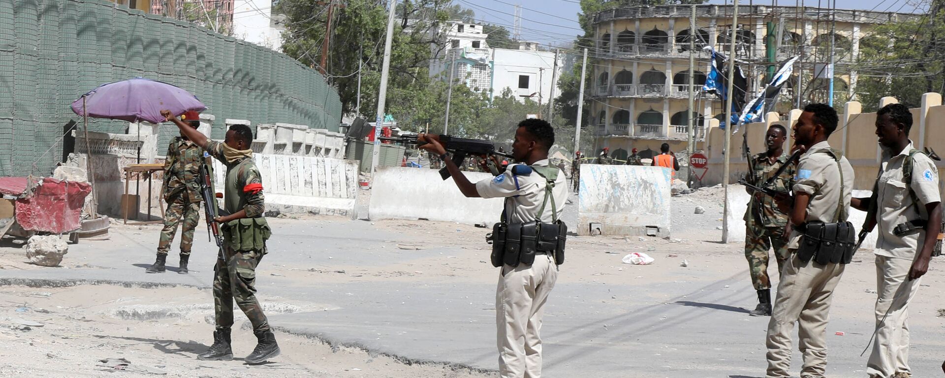 قوات الأمن الصومالية تؤمن الشارع بالقرب من موقع انفجار في مقديشو - سبوتنيك عربي, 1920, 26.02.2021
