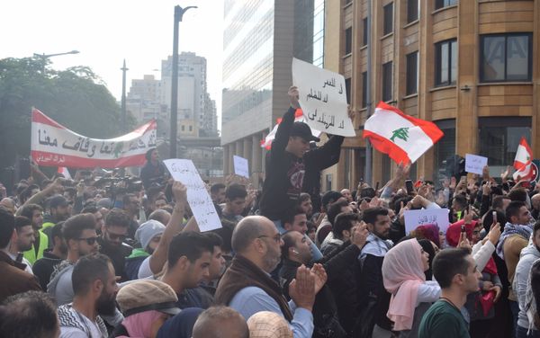 المتظاهرين في بيروت المتظاهرين في بيروت - سبوتنيك عربي
