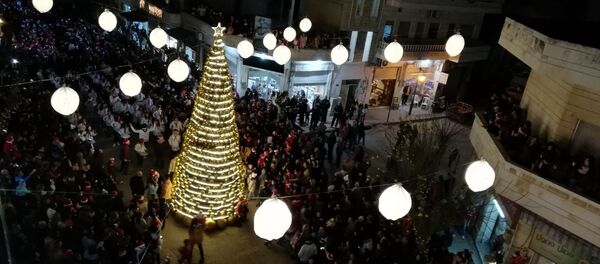 أكبر شجرة للميلاد بريف حماة الشمالي - سبوتنيك عربي