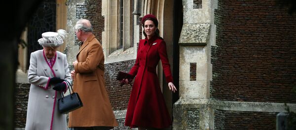 ملكة بريطانيا إليزابيث الثانية والأمير تشارلز وكيت ميدلتون يغادرون كنيسة القديسة مريم المجدلية في ساندرينجهام بشرق انجلترا - سبوتنيك عربي