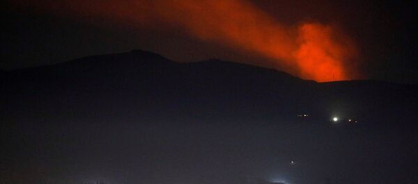 تصاعد الدخان وراء أحد الجبال المحيطة بدمشق بعد الغارات الإسرائيلية على مواقع للجيش السوري - سبوتنيك عربي