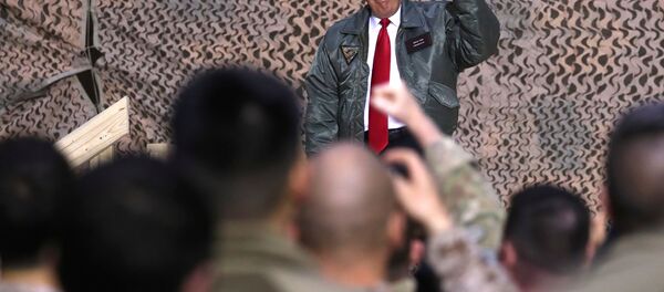 الرئيس الأمريكي دونالد ترامب خلال زيارة قاعدة الأسد الجوية في العراق - سبوتنيك عربي