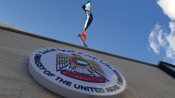 علم الإمارات يرتفع فوق مقر السفارة الإماراتية بدمشق - سبوتنيك عربي