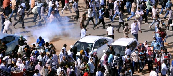 متظاهرون سودانيون يهربون من الغاز المسيل للدموع لتفريقهم أثناء مسيرتهم في الشارع خلال مظاهرات مناهضة للحكومة في الخرطوم - سبوتنيك عربي