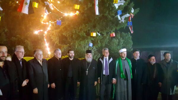 جرحى الحرب وأطفال الشهداء يضيئون أكبر شجرة طبيعية لعيد الميلاد في سوريا - سبوتنيك عربي