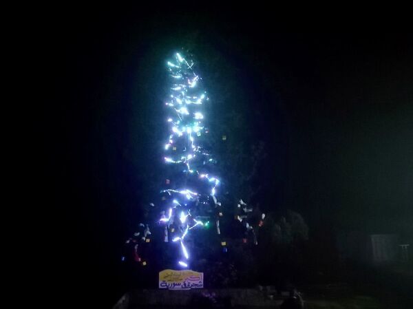 جرحى الحرب وأطفال الشهداء يضيئون أكبر شجرة طبيعية لعيد الميلاد في سوريا - سبوتنيك عربي