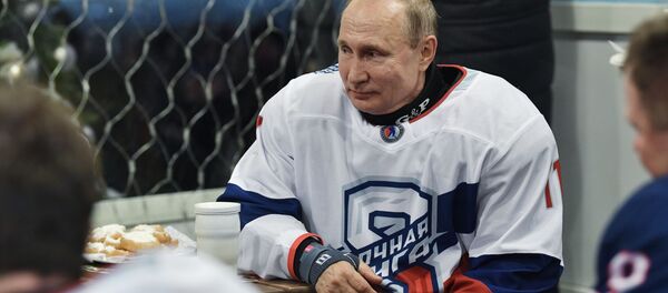 الرئيس الروسي فلاديمير بوتين خلال مباراة الهوكي الليلية في موسكو - سبوتنيك عربي