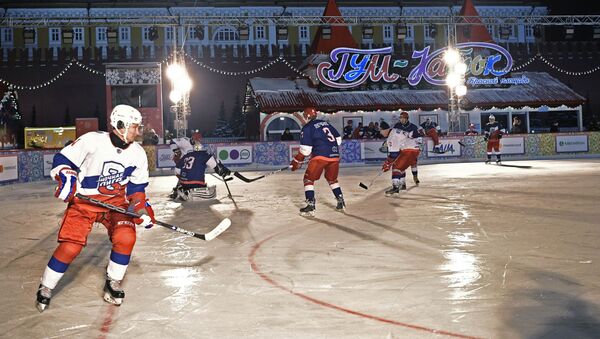 الرئيس الروسي فلاديمير بوتين خلال مباراة الهوكي الليلية في موسكو  - سبوتنيك عربي