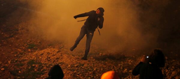 مهاجر يحاول الوصول إلى الولايات المتحدة في أثناء إلقاء قوات حماية الحدود الأمريكية الغاز المسيل للدموع على الجانب المكسيك مهاجر يحاول الوصول إلى الولايات المتحدة في أثناء إلقاء قوات حماية الحدود الأمريكية الغاز المسيل للدموع على الجانب المكسيك - سبوتنيك عربي