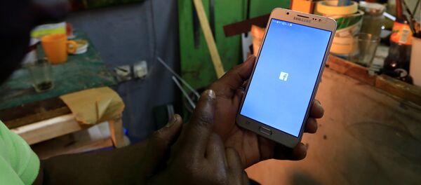 سوداني يحاول الدخول إلى منصات التواصل الاجتماعي المحظورة في الخرطوم - سبوتنيك عربي