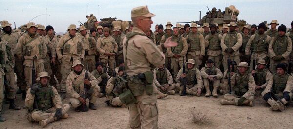 الجنرال جيمس ماتيس مع قوات من مشاة البحرية الأمريكية قبل مغادرتهم للسيطرة على المطار في قندهار - سبوتنيك عربي