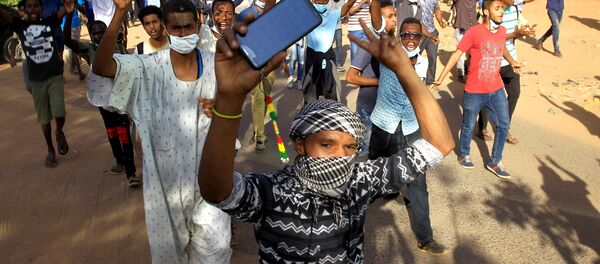 محتجون سودانيون في العاصمة الخرطوم - سبوتنيك عربي