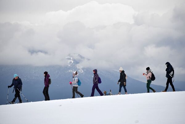 السياح على جبل آي بيتري في شبه جزيرة القرم الروسية - سبوتنيك عربي