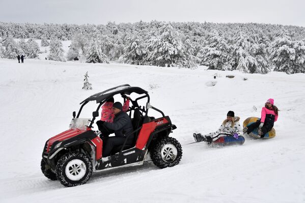 السياح على جبل آي بيتري في شبه جزيرة القرم الروسية - سبوتنيك عربي