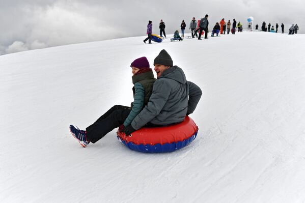 السياح على جبل آي بيتري في شبه جزيرة القرم الروسية - سبوتنيك عربي